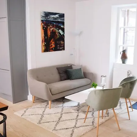 Unique House W. 4 Floors 아파트