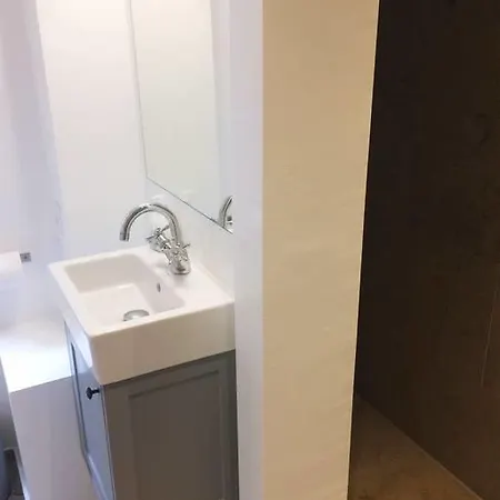 Unique House W. 4 Floors 아파트