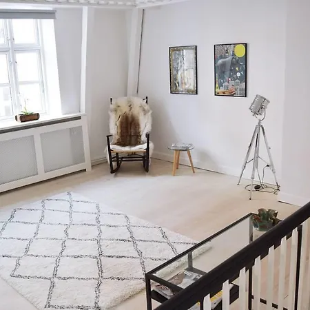 Unique House W. 4 Floors 아파트