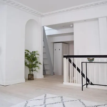 Unique House W. 4 Floors 아파트 *